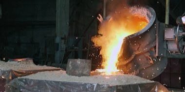 Konteynıra dökülen sıvı demir erimiş metal, endüstriyel metalurji fabrikası, dökümhane döküm, ağır sanayi 