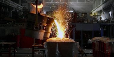 Konteynıra dökülen sıvı demir erimiş metal, endüstriyel metalurji fabrikası, dökümhane döküm, ağır sanayi
