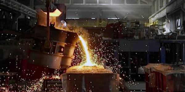 工業冶金工場 鋳造物鋳造物 重工業に注がれる液体鉄溶融金属 — ストック写真
