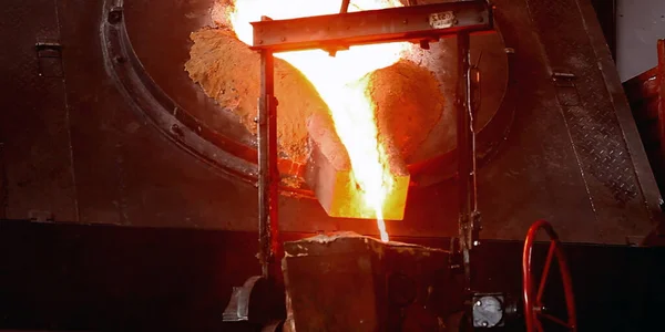 Ferro Líquido Fundido Metal Derramando Recipiente Fábrica Metalúrgica Industrial Fundição — Fotografia de Stock