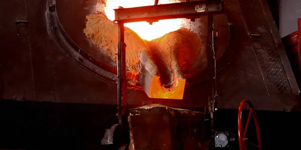 工業冶金工場 鋳造物鋳造物 重工業に注がれる液体鉄溶融金属 — ストック写真