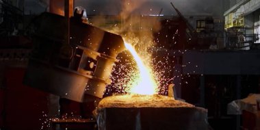 Konteynıra dökülen sıvı demir erimiş metal, endüstriyel metalurji fabrikası, dökümhane döküm, ağır sanayi