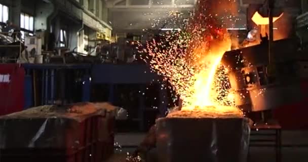 集装箱内液态铁液熔融金属浇注 工业冶金厂 铸造铸件 重工业 — 图库视频影像