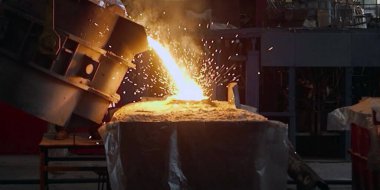 Metalurji fabrikasında ya da fabrikada patlayıcı fırınında metal döküm işlemi. Sıvı demir erimiş metal kabın içine dökülüyor, ağır endüstri arka planı