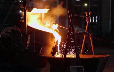 Metalurji fabrikasında ya da fabrikada patlayıcı fırınında metal döküm işlemi. Sıvı demir erimiş metal kabın içine dökülüyor, ağır endüstri arka planı