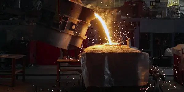 Metaalgietproces Hoogoven Metallurgische Fabriek Fabriek Vloeibaar Ijzer Gesmolten Metaal Gieten — Stockfoto