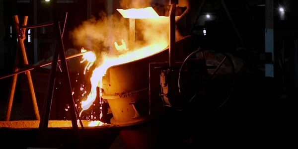 冶金工場や工場の高炉での金属鋳造プロセス 液体鉄溶融金属容器に注ぐ 重工業の背景 — ストック写真