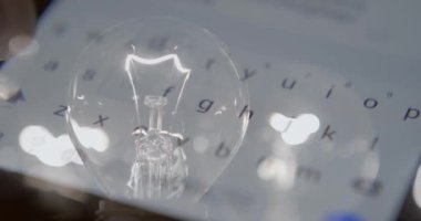 Tungsten filamanlı eski elektrikli lamba. Dekoratif klasik tasarım ampulü