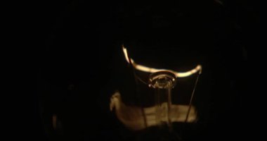 Tungsten filamanlı eski elektrikli lamba. Dekoratif klasik tasarım ampulü