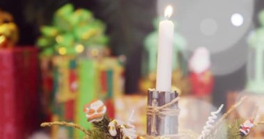 Birçok hediye kutusu ve Noel süslemeleri güzel bir Noel ağacının altında geceleri oturma odasında bokeh ışıkları ile..