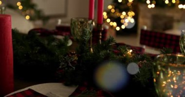 Birçok hediye kutusu ve Noel süslemeleri güzel bir Noel ağacının altında geceleri oturma odasında bokeh ışıkları ile..