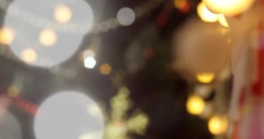 Yağan karlı Noel ağacı süslemesi, parallaks efektli yumuşak hareket kamerası