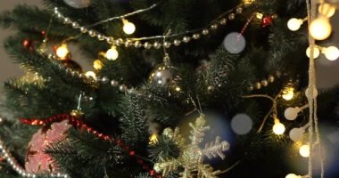 Yağan karlı Noel ağacı süslemesi, parallaks efektli yumuşak hareket kamerası