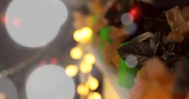 Yağan karlı Noel ağacı süslemesi, parallaks efektli yumuşak hareket kamerası
