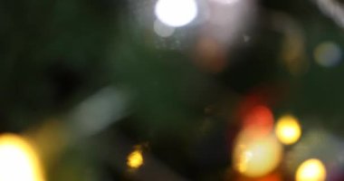 Yağan karlı Noel ağacı süslemesi, parallaks efektli yumuşak hareket kamerası