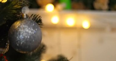 Yağan karlı Noel ağacı süslemesi, parallaks efektli yumuşak hareket kamerası