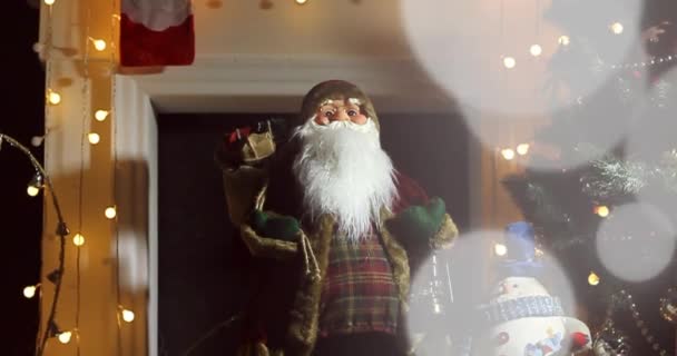 Santa Claus Llevando Una Gran Bolsa Llena Regalos Casa Cerca — Vídeos de Stock