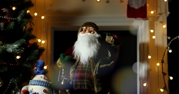 Bambola Babbo Natale Con Albero Natale Luci Sullo Sfondo — Video Stock