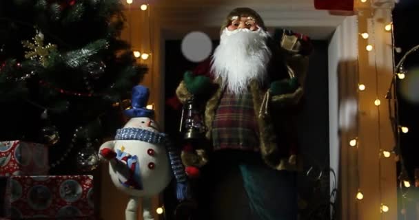 Weihnachtsmann Puppe Mit Weihnachtsbaum Und Lichtern Hintergrund — Stockvideo