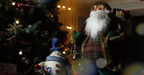 Muñeca Papá Noel Con Árbol Navidad Luces Fondo — Vídeo de stock