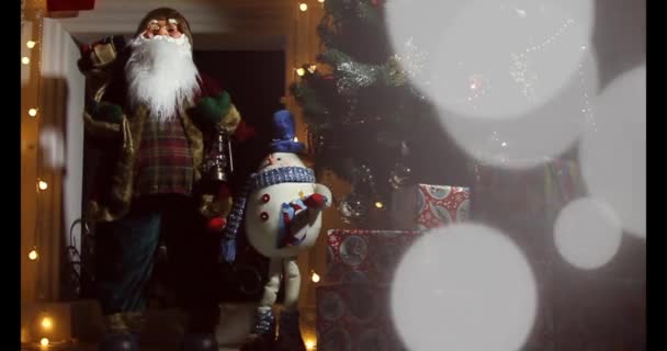 Noel Baba Hediye Dolu Büyük Bir Çanta Taşıyor Noel Ağacının — Stok video