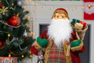 Noel Baba bebeği arka planda Bokeh ışıklarıyla.