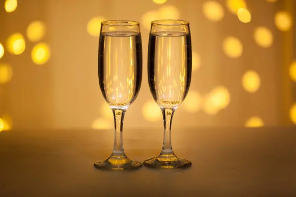Twee Glazen Roze Champagne Voor Het Koppel — Stockfoto