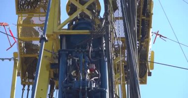 Sondaj kulesi bulutlu gökyüzünün arka planına karşı bir kuyu açıyor. Derin kuyu kazmak. Jeolojik araştırmalar. Mineral keşfi. Benzin ve yağ çıkarımı