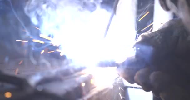 Schweißroboter Bewegen Sich Einer Autofabrik Industrielle Schweißroboterbewegung Einer Autofabrik — Stockvideo