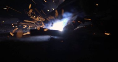 Fabrikada çeliği yontan sanayi işçisi..