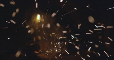 Metal yapıların kıvılcım ve dumanla kaynaşması, endüstriyel arka plan