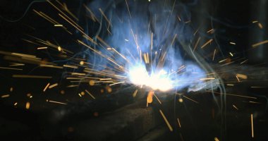 Bir otomobil fabrikasında robot hareketi. Bir otomobil fabrikasında endüstriyel kaynak robotları hareketi