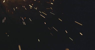 Bir otomobil fabrikasında robot hareketi. Bir otomobil fabrikasında endüstriyel kaynak robotları hareketi