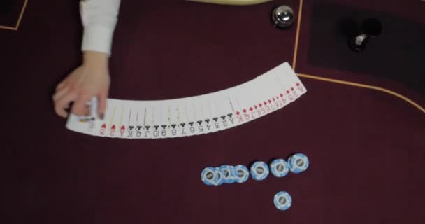 チップとカード フィールドの浅い深さのカジノポーカーテーブル — ストック動画