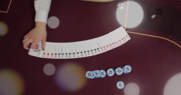 Casino Poker Table Avec Des Jetons Des Cartes Faible Profondeur — Video