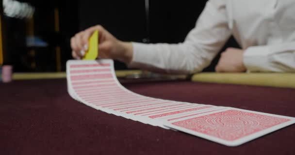 カジノのテーブルのカードとチップ クローズアップ — ストック動画