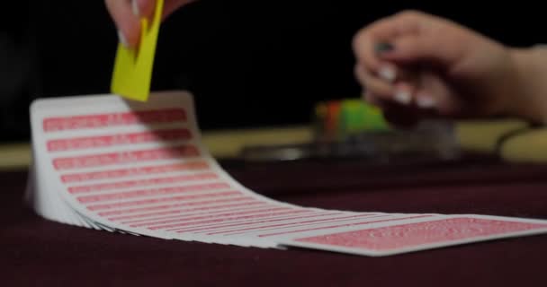 Κάρτες Και Μάρκες Στο Τραπέζι Ένα Καζίνο Κοντινό Πλάνο — Αρχείο Βίντεο