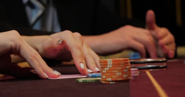Vrouw Die Poker Speelt Rode Tafel Met Chips Kaarten Focus — Stockvideo