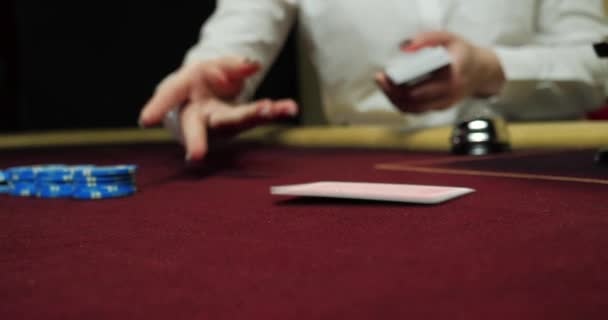 カジノのテーブルのカードとチップ クローズアップ — ストック動画