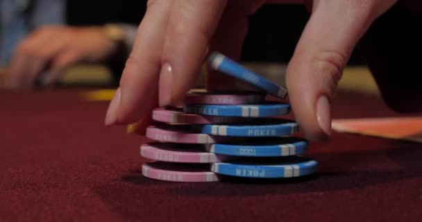 Mulher Jogando Poker Mesa Vermelha Com Fichas Cartas Foco Mão — Vídeo de Stock