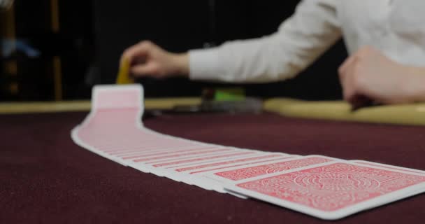 Κάρτες Και Μάρκες Στο Τραπέζι Ένα Καζίνο Κοντινό Πλάνο — Αρχείο Βίντεο