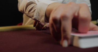 Kumarhanede kartlar ve fişler masanın üstünde. Kumarhane kavramı