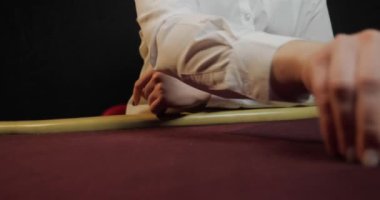 Kumarhanede kartlar ve fişler masanın üstünde. Kumarhane kavramı