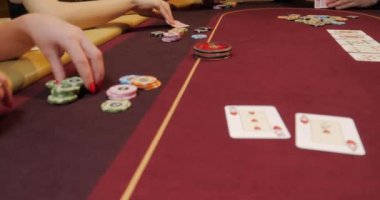 Poker fişleri masada. Ellerin yakın çekimi.
