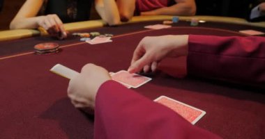 Poker fişleri masada. Ellerin yakın çekimi.