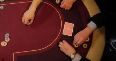 Poker fişleri masada. Ellerin yakın çekimi.