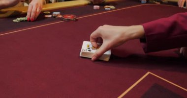 Poker fişleri masada. Ellerin yakın çekimi.