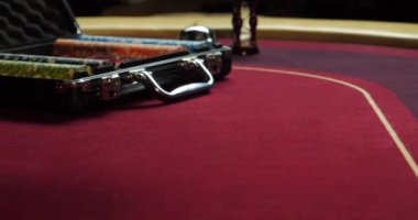 Poker fişleri masada. Ellerin yakın çekimi.
