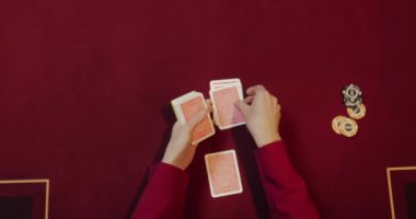 Fişler ve kartlarla kumarhane poker masası, sığ alan derinliği