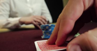 Fişler ve kartlarla kumarhane poker masası, sığ alan derinliği